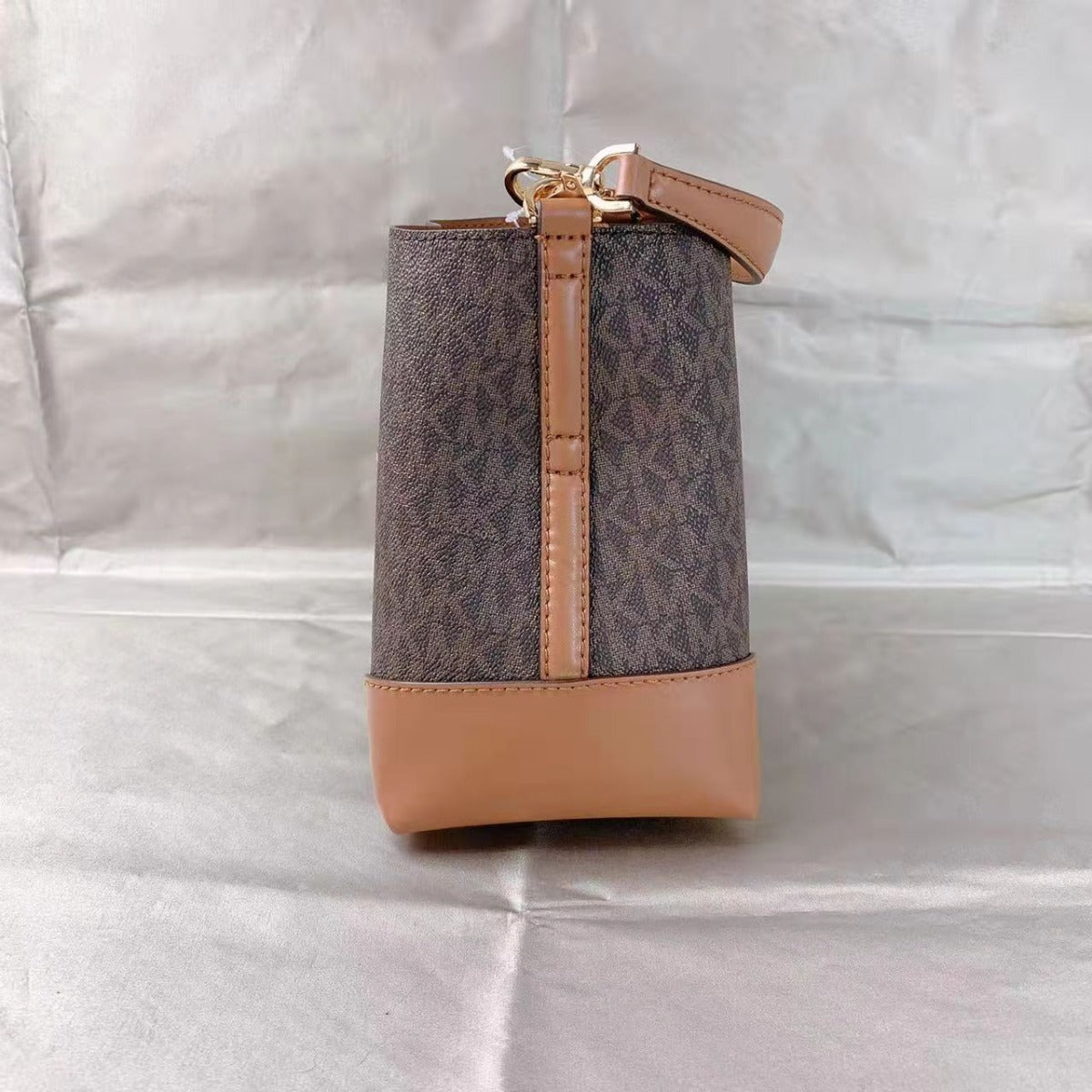 Michael Kors 32s0gz5c0b Mercer Gallery Xsmall Bucket Signature Brown/ Acorn Michael Kors 32s0gz5c0b Mercer Gallery Xsmall Bucket Signature Brown/ Acorn